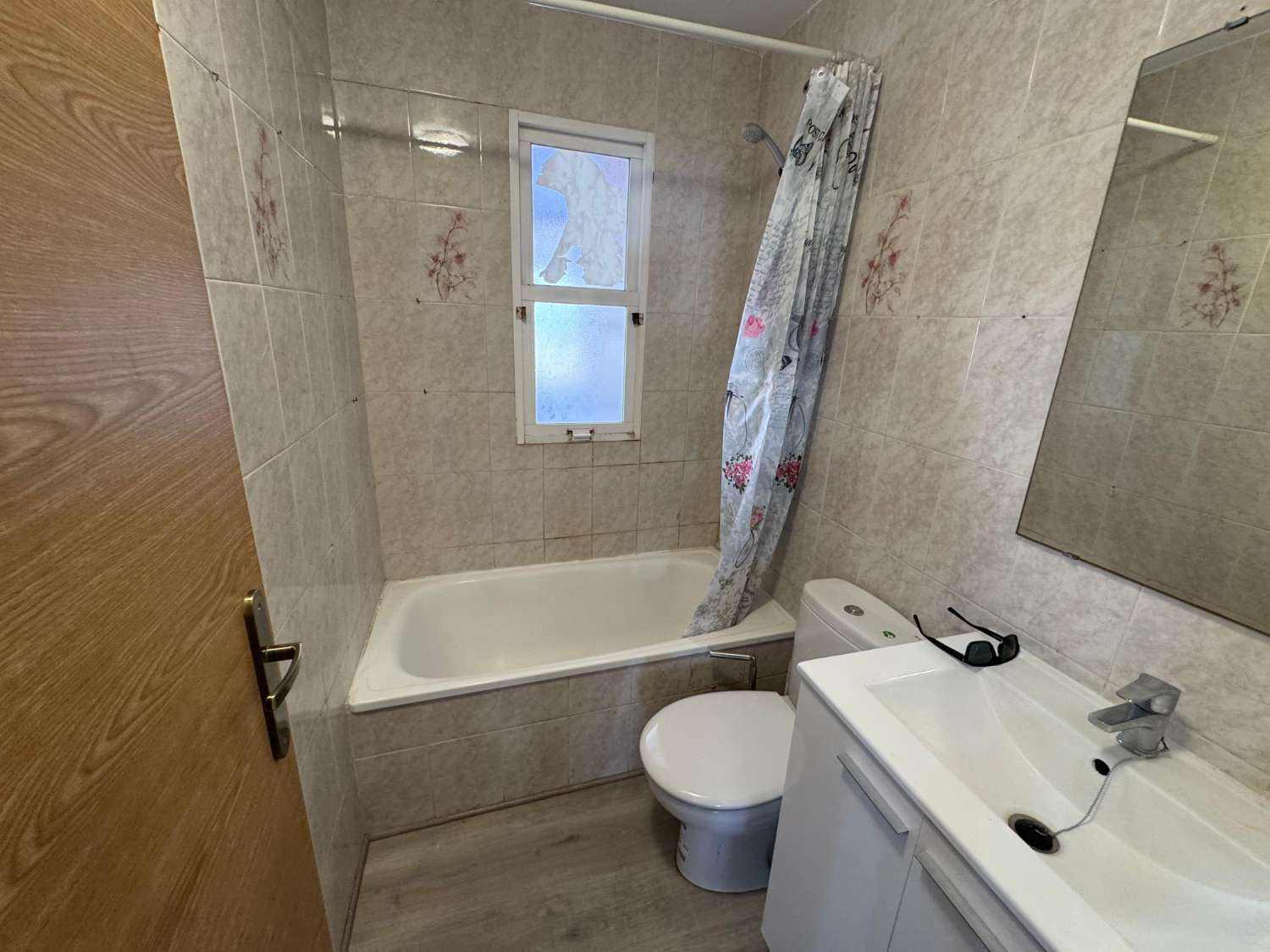 ESTUDIO CON TERRAZA ACRISTALADA Y PISCINA A SOLO 250 METROS DEL MAR