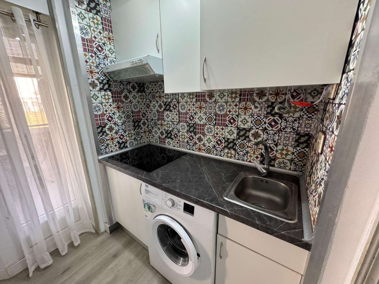 ESTUDIO CON TERRAZA ACRISTALADA Y PISCINA A SOLO 250 METROS DEL MAR