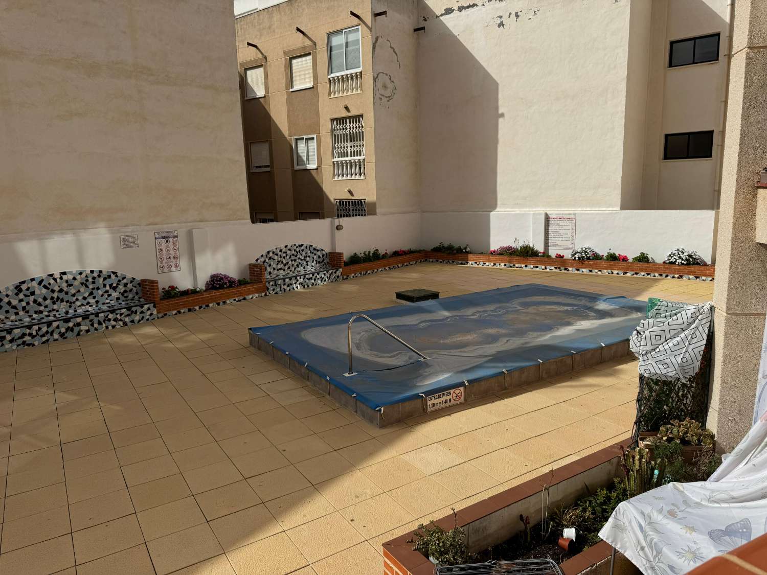 ESTUDIO CON TERRAZA ACRISTALADA Y PISCINA A SOLO 250 METROS DEL MAR