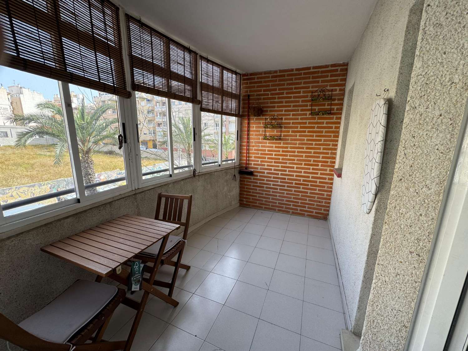 ESTUDIO CON TERRAZA ACRISTALADA Y PISCINA A SOLO 250 METROS DEL MAR