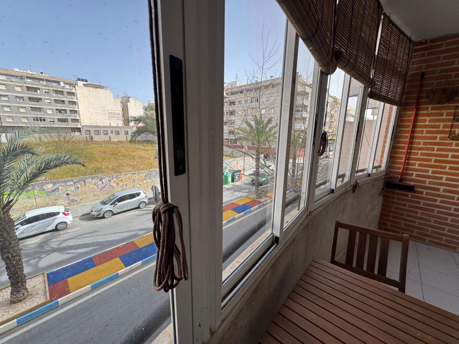 ESTUDIO CON TERRAZA ACRISTALADA Y PISCINA A SOLO 250 METROS DEL MAR
