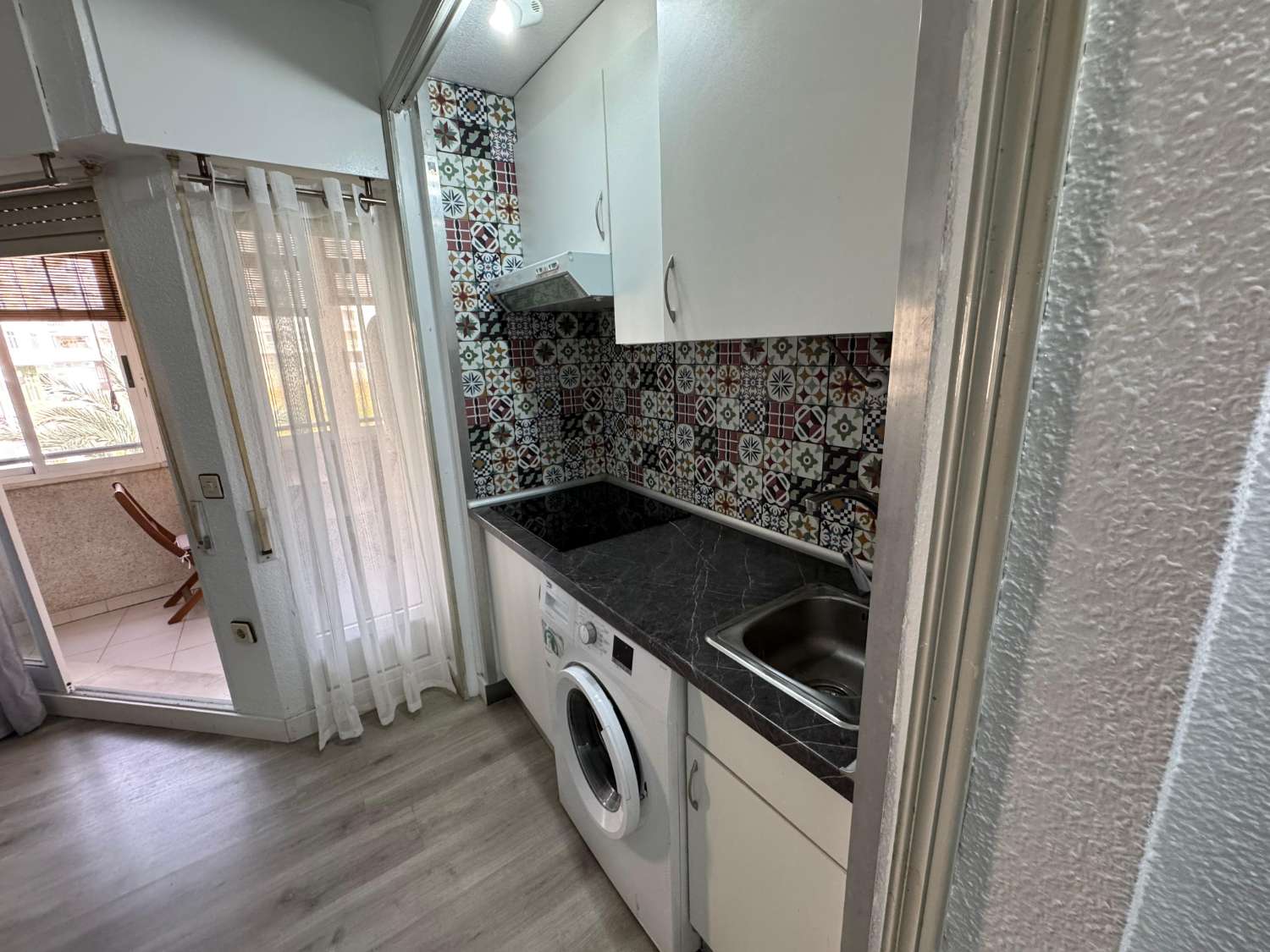 ESTUDIO CON TERRAZA ACRISTALADA Y PISCINA A SOLO 250 METROS DEL MAR