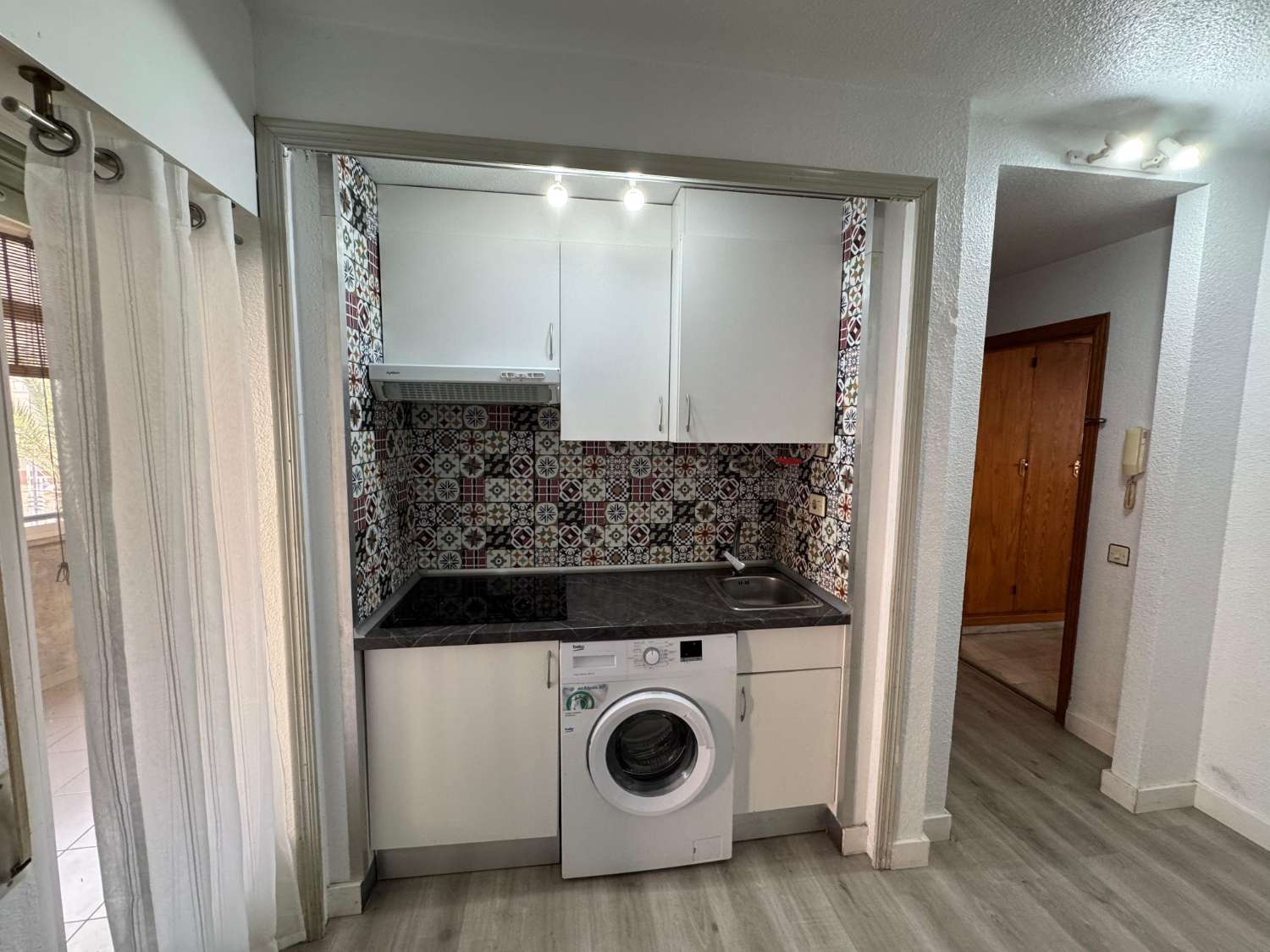ESTUDIO CON TERRAZA ACRISTALADA Y PISCINA A SOLO 250 METROS DEL MAR