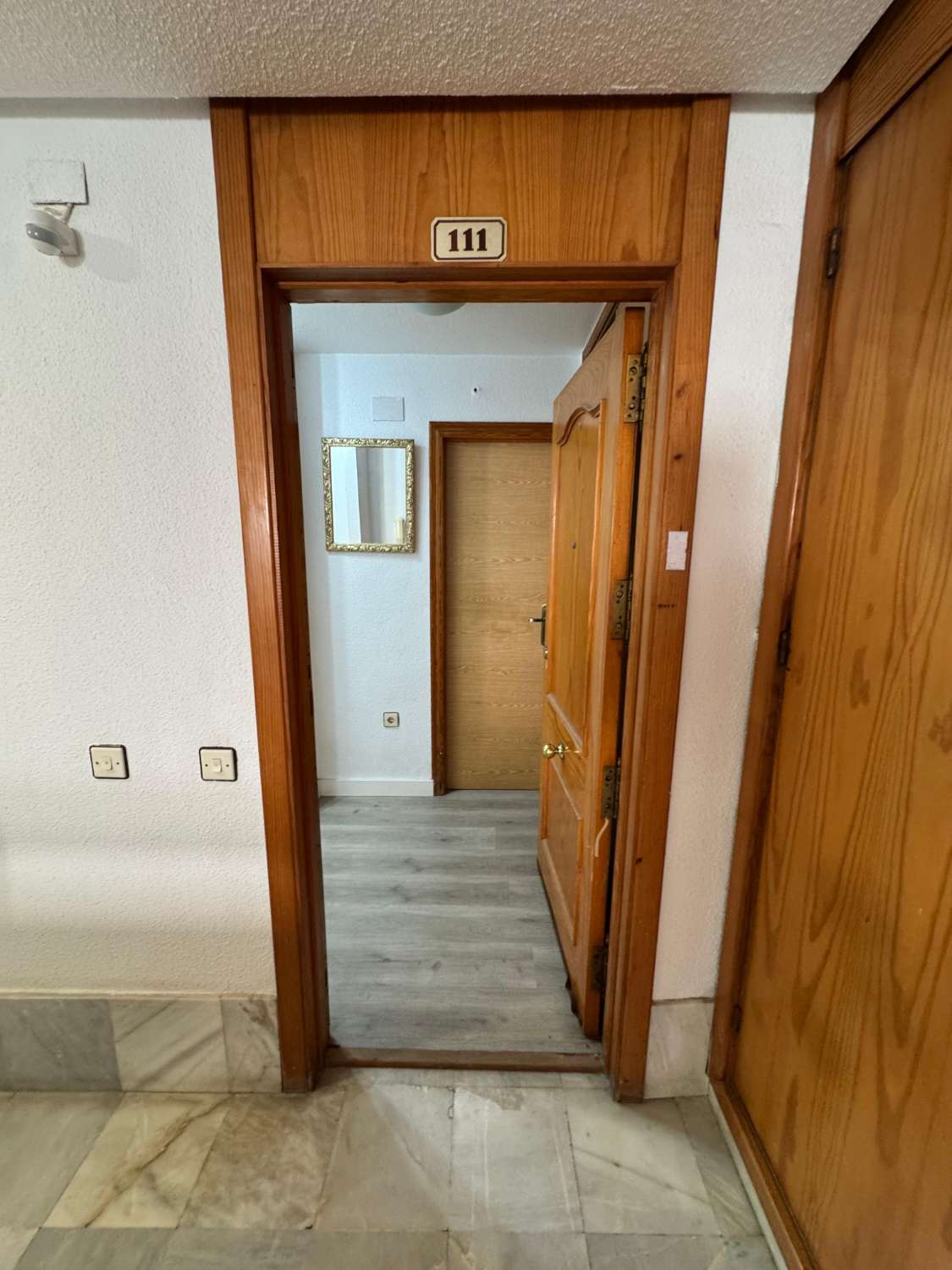 ESTUDIO CON TERRAZA ACRISTALADA Y PISCINA A SOLO 250 METROS DEL MAR