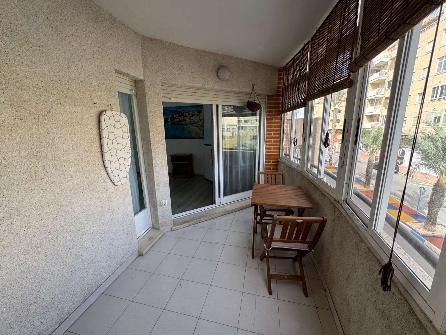ESTUDIO CON TERRAZA ACRISTALADA Y PISCINA A SOLO 250 METROS DEL MAR
