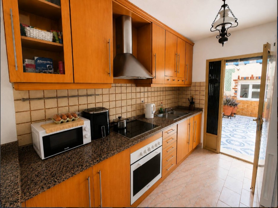 ZUIDELIJK GERICHT TWEE-ONDER-EEN-KAP MET EEN GROOT TERRAS VAN 60 M² EN 3 SLAAPKAMERS