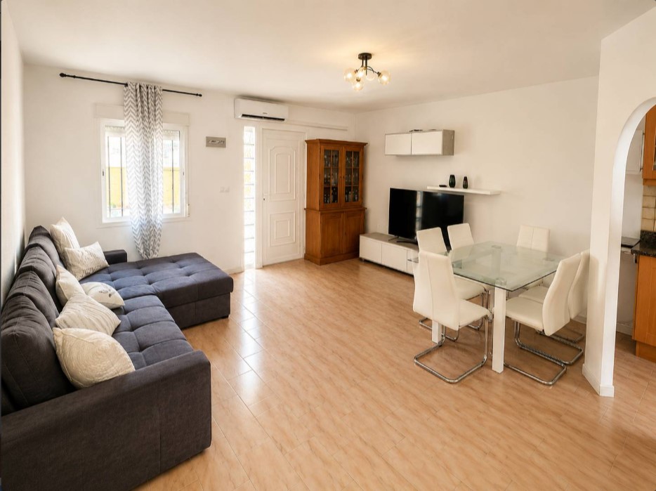 ZUIDELIJK GERICHT TWEE-ONDER-EEN-KAP MET EEN GROOT TERRAS VAN 60 M² EN 3 SLAAPKAMERS