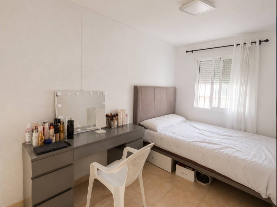 ZUIDELIJK GERICHT TWEE-ONDER-EEN-KAP MET EEN GROOT TERRAS VAN 60 M² EN 3 SLAAPKAMERS