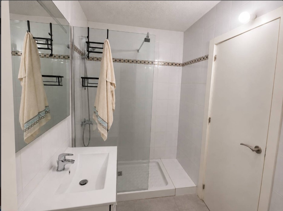 ZUIDELIJK GERICHT TWEE-ONDER-EEN-KAP MET EEN GROOT TERRAS VAN 60 M² EN 3 SLAAPKAMERS