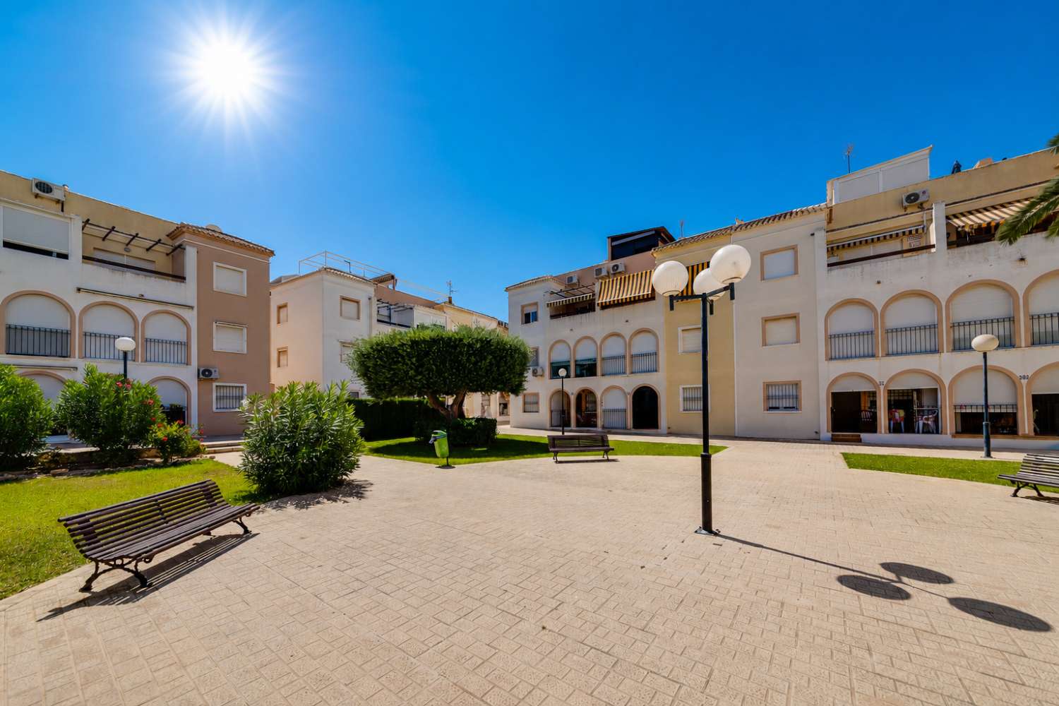 BUNGALOW ORIENTACIÓN SUR A 400 METROS DE LA PLAYA CON PISCINA COMUNITARIA EN PLAYA DE LOS NÁUFRAGOS