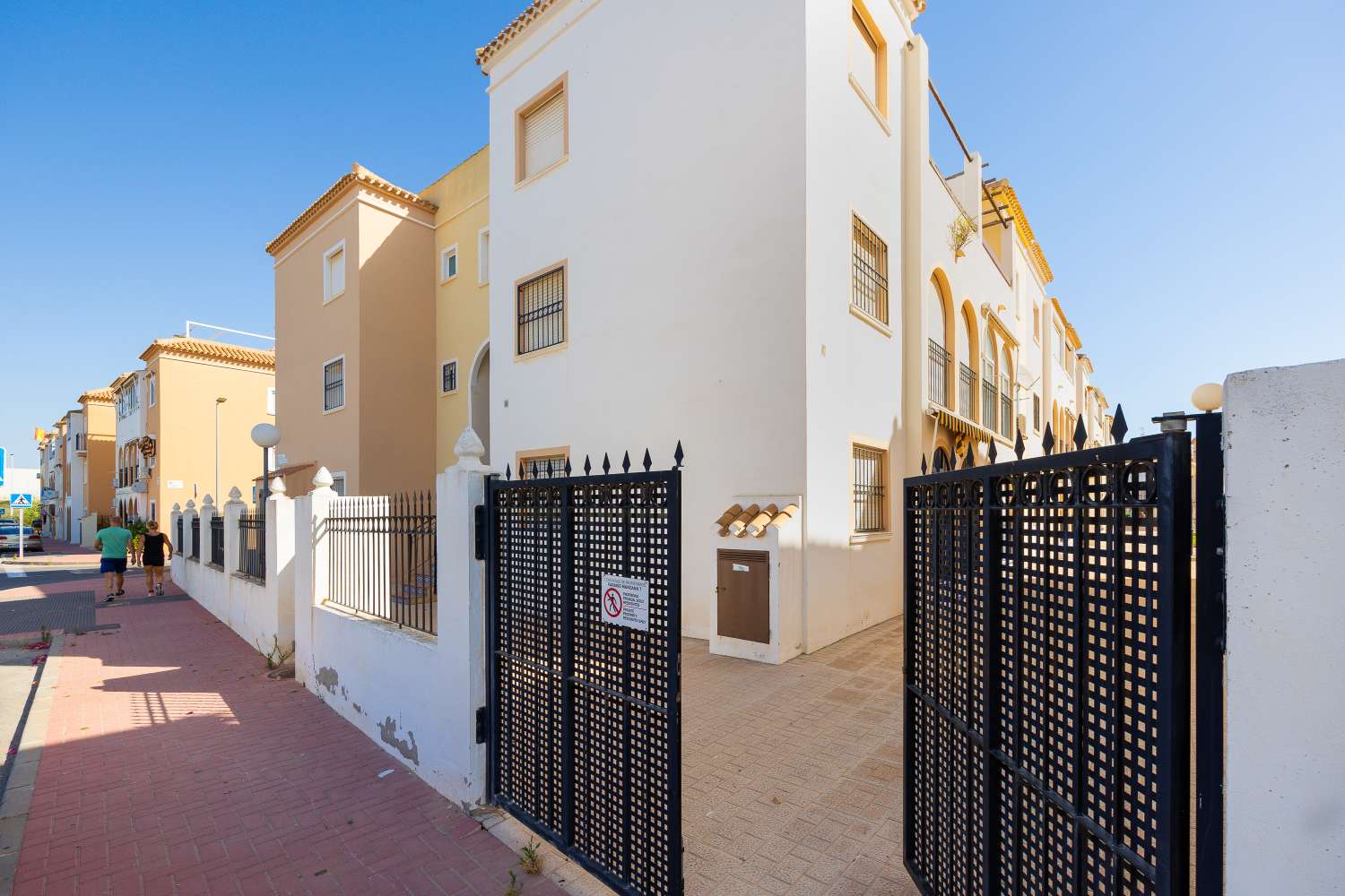 BUNGALOW ORIENTACIÓN SUR A 400 METROS DE LA PLAYA CON PISCINA COMUNITARIA EN PLAYA DE LOS NÁUFRAGOS