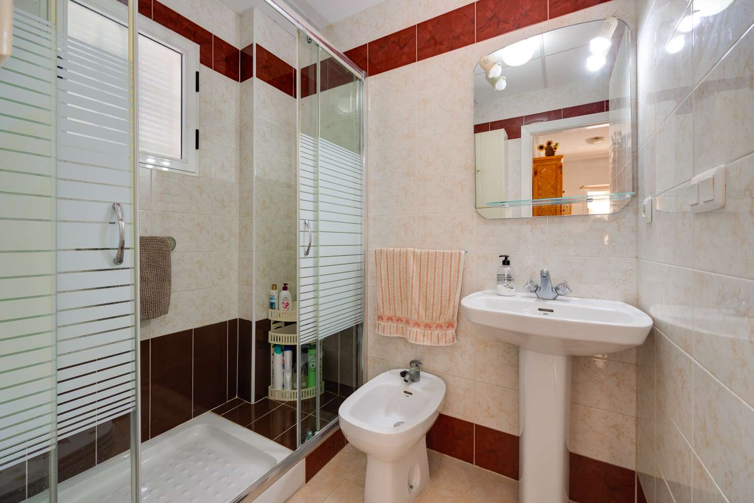 BUNGALOW ORIENTACIÓN SUR A 400 METROS DE LA PLAYA CON PISCINA COMUNITARIA EN PLAYA DE LOS NÁUFRAGOS