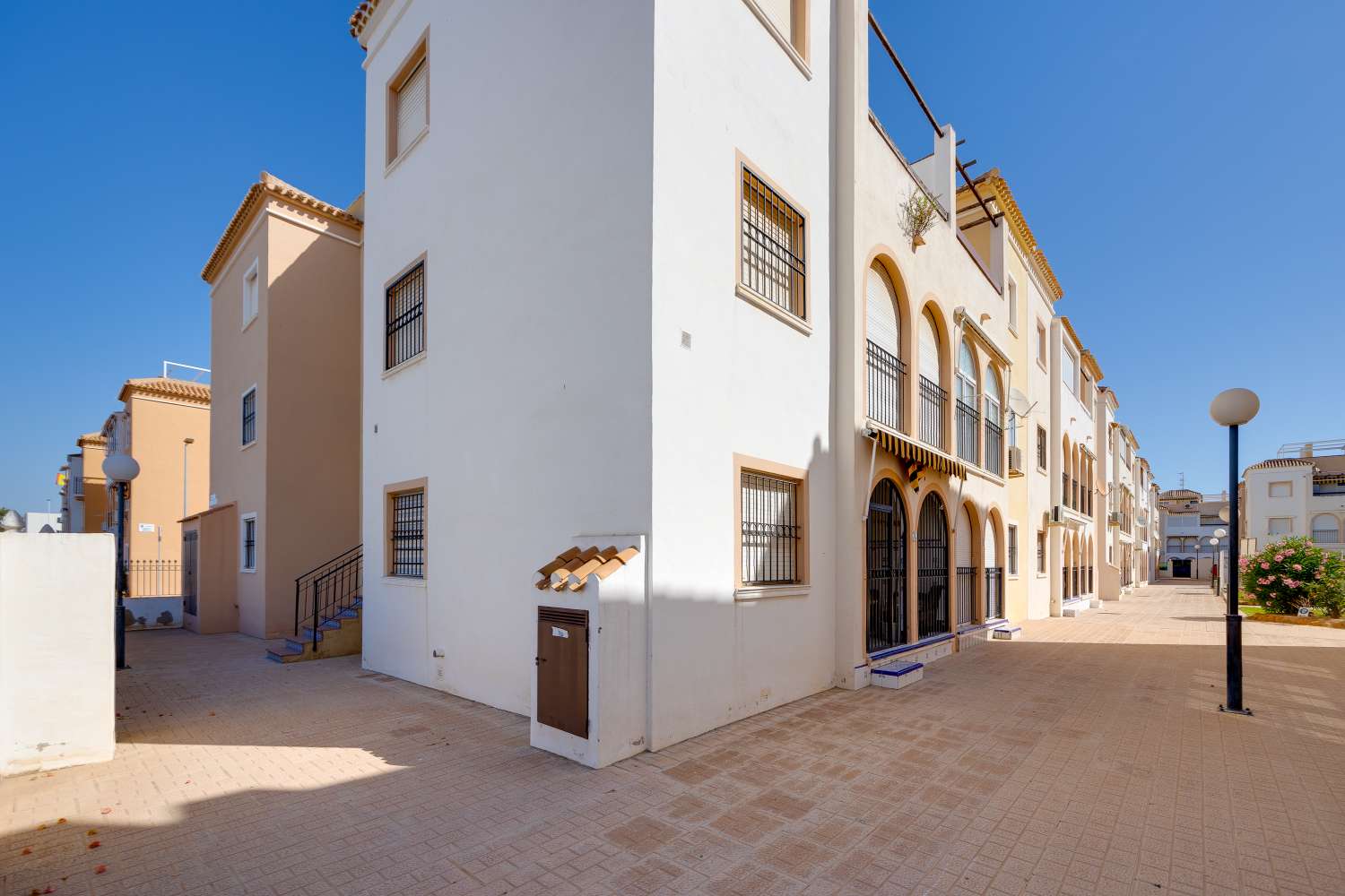 BUNGALOW ORIENTACIÓN SUR A 400 METROS DE LA PLAYA CON PISCINA COMUNITARIA EN PLAYA DE LOS NÁUFRAGOS