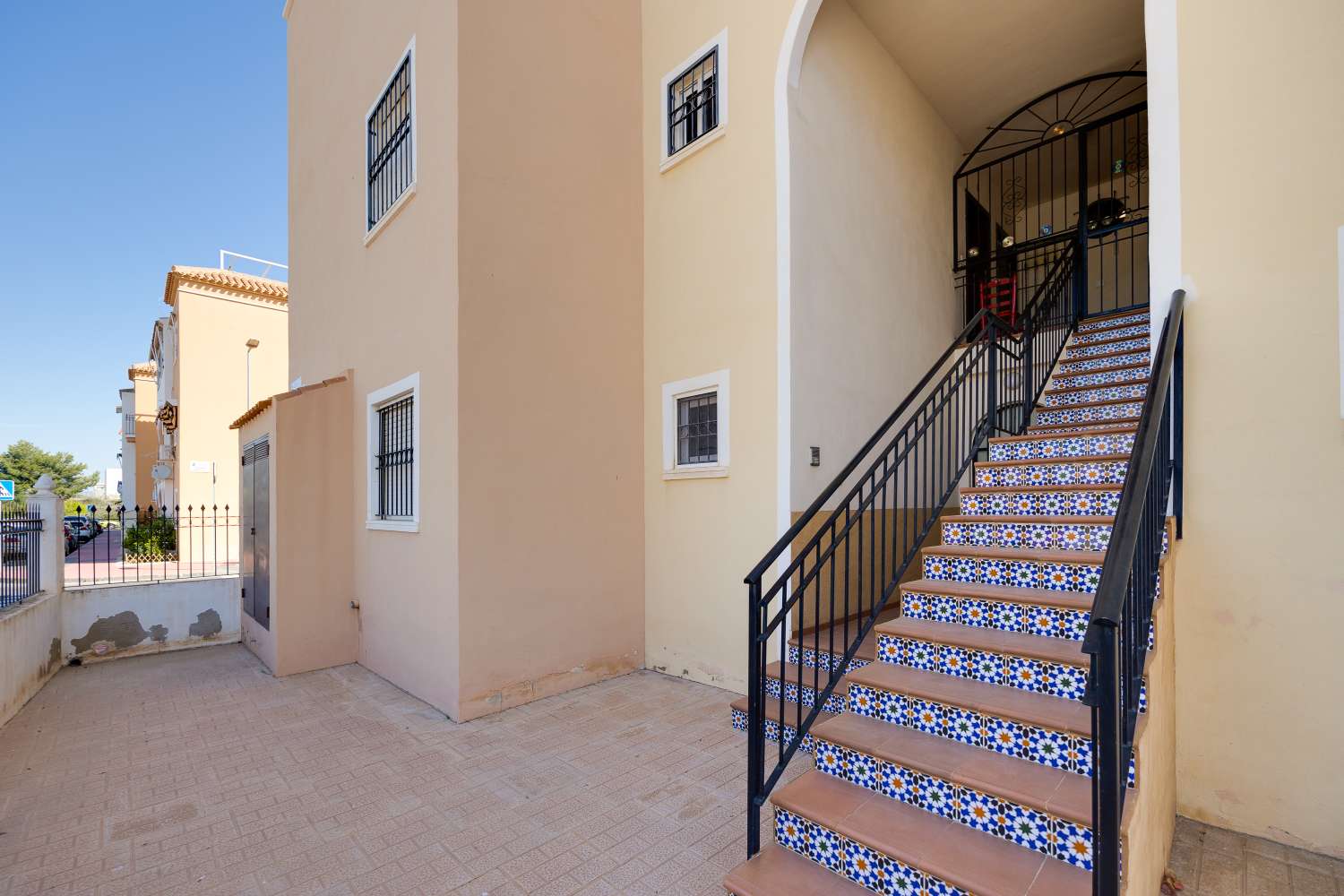 BUNGALOW ORIENTACIÓN SUR A 400 METROS DE LA PLAYA CON PISCINA COMUNITARIA EN PLAYA DE LOS NÁUFRAGOS