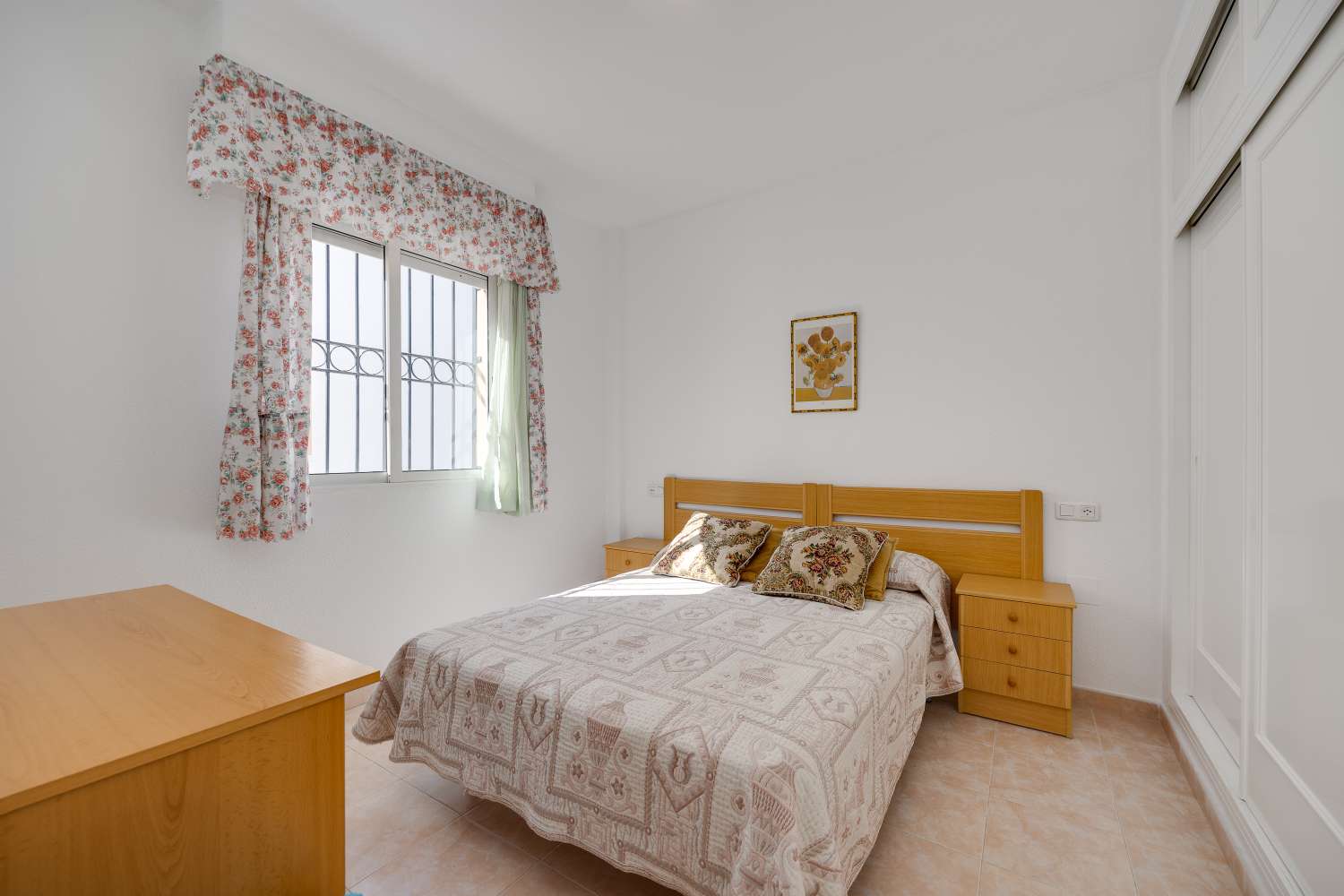 BUNGALOW ORIENTACIÓN SUR A 400 METROS DE LA PLAYA CON PISCINA COMUNITARIA EN PLAYA DE LOS NÁUFRAGOS