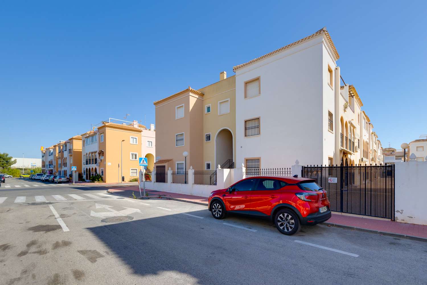 BUNGALOW ORIENTACIÓN SUR A 400 METROS DE LA PLAYA CON PISCINA COMUNITARIA EN PLAYA DE LOS NÁUFRAGOS