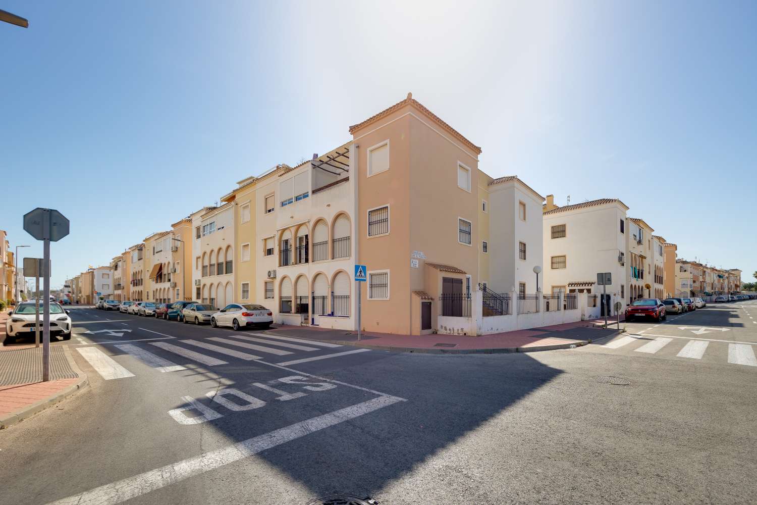 BUNGALOW ORIENTACIÓN SUR A 400 METROS DE LA PLAYA CON PISCINA COMUNITARIA EN PLAYA DE LOS NÁUFRAGOS