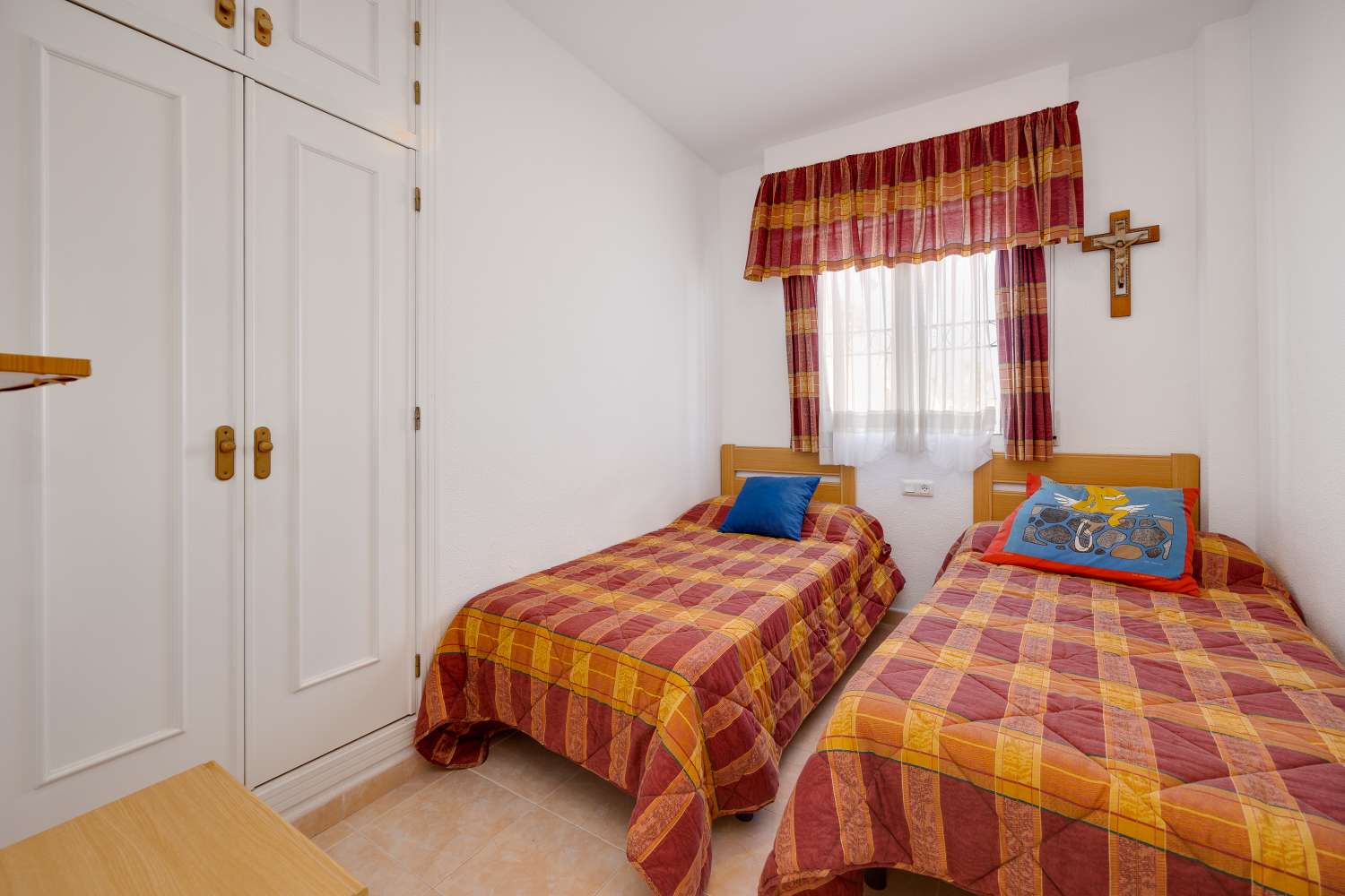 BUNGALOW ORIENTACIÓN SUR A 400 METROS DE LA PLAYA CON PISCINA COMUNITARIA EN PLAYA DE LOS NÁUFRAGOS