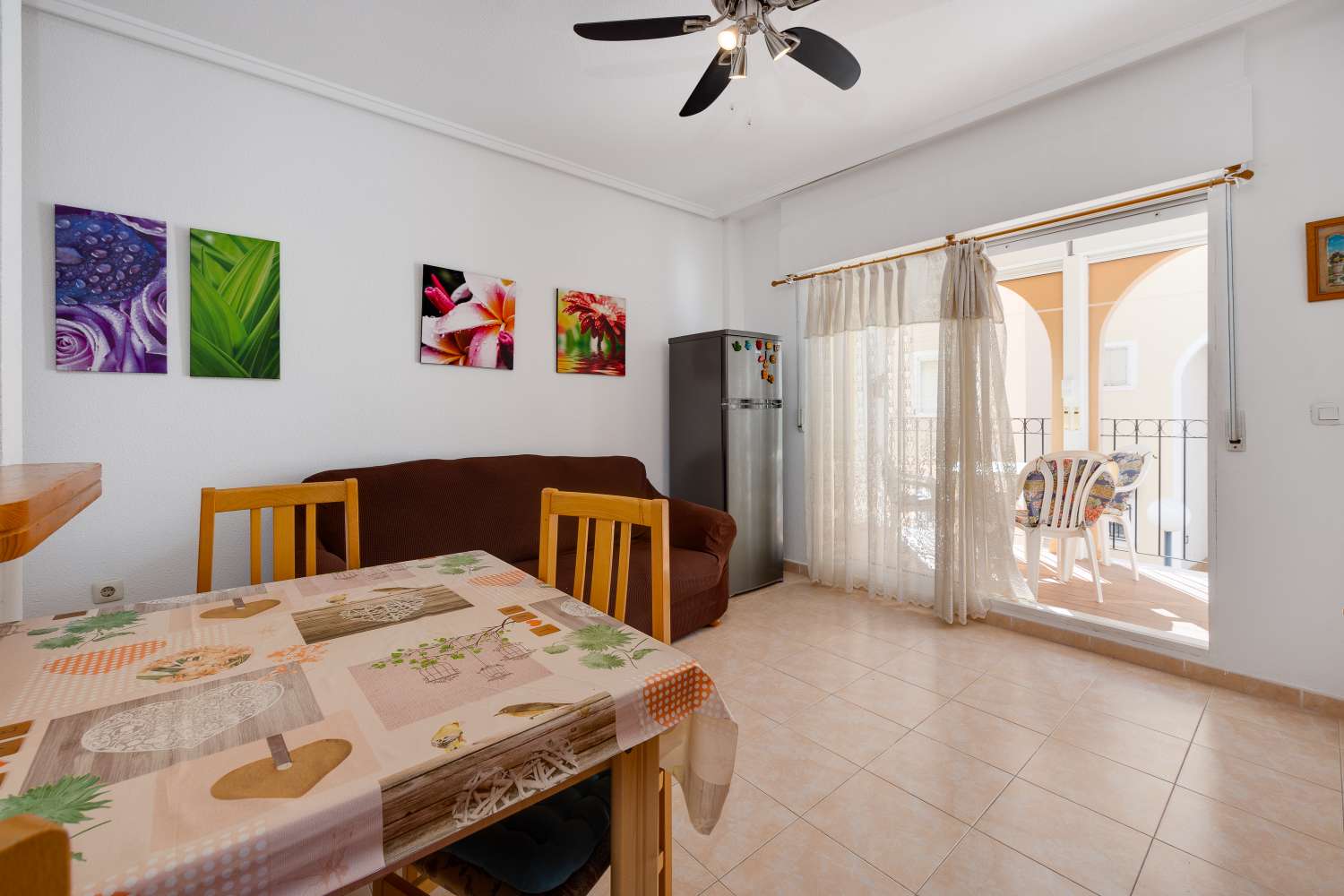 BUNGALOW ORIENTACIÓN SUR A 400 METROS DE LA PLAYA CON PISCINA COMUNITARIA EN PLAYA DE LOS NÁUFRAGOS