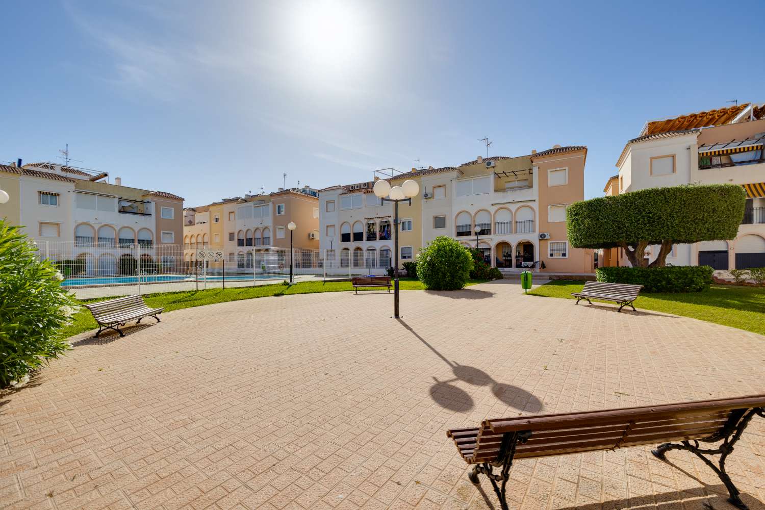 BUNGALOW ORIENTACIÓN SUR A 400 METROS DE LA PLAYA CON PISCINA COMUNITARIA EN PLAYA DE LOS NÁUFRAGOS