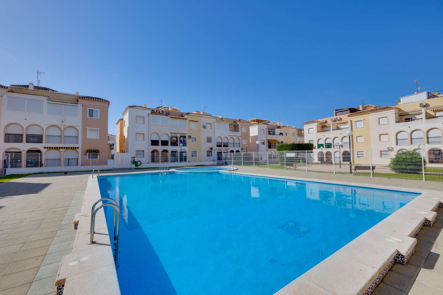 BUNGALOW ORIENTACIÓN SUR A 400 METROS DE LA PLAYA CON PISCINA COMUNITARIA EN PLAYA DE LOS NÁUFRAGOS