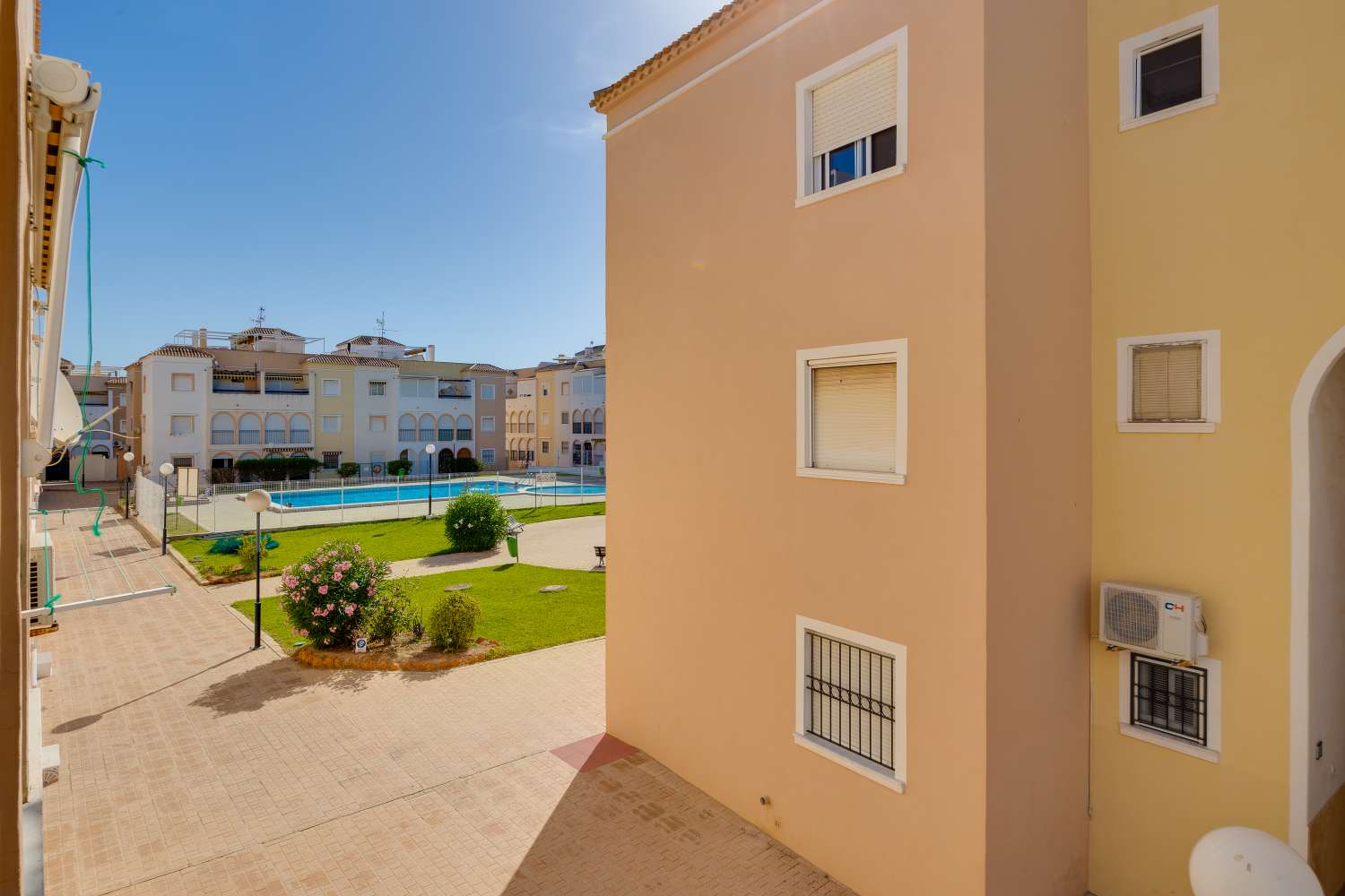 BUNGALOW ORIENTACIÓN SUR A 400 METROS DE LA PLAYA CON PISCINA COMUNITARIA EN PLAYA DE LOS NÁUFRAGOS