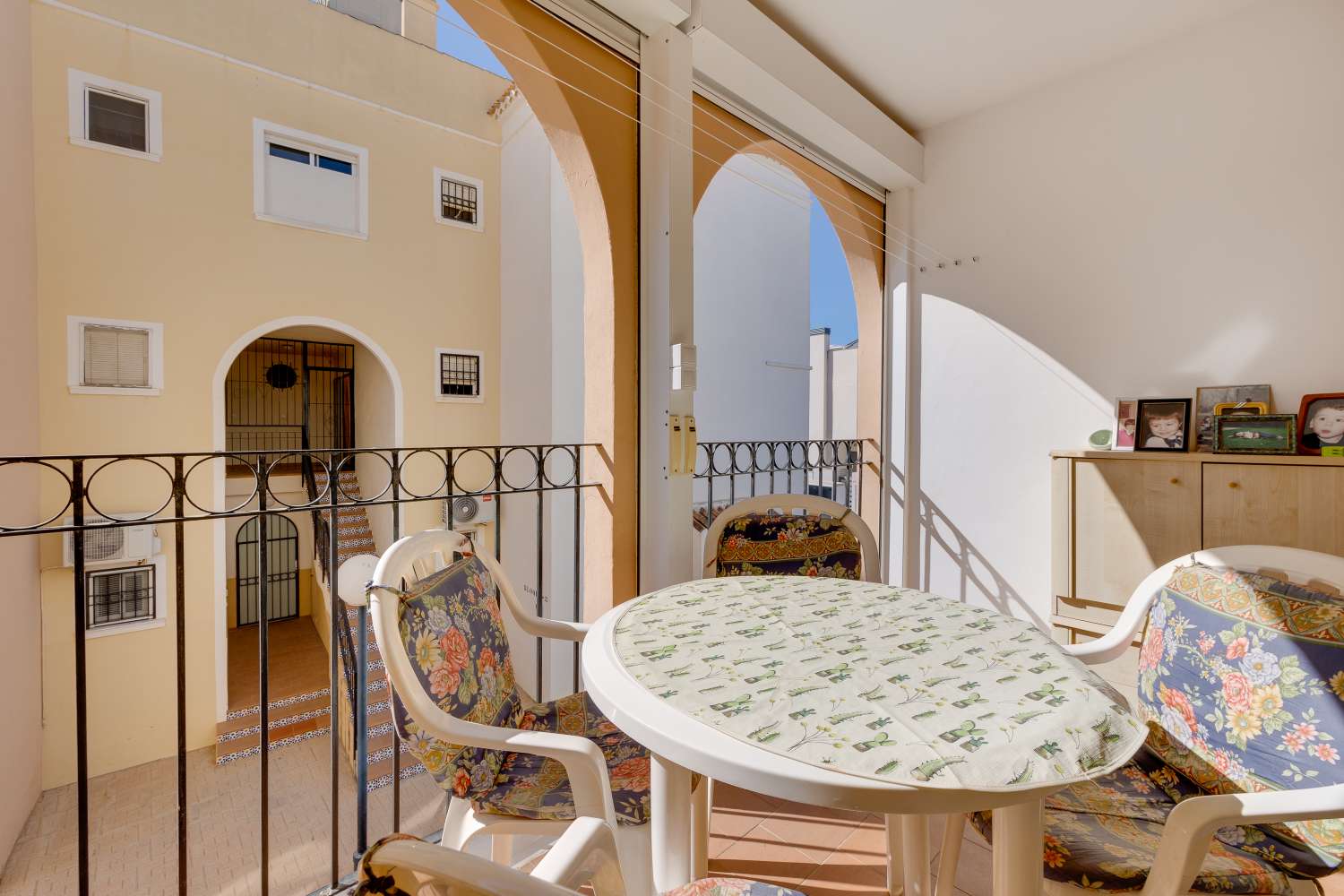 BUNGALOW ORIENTACIÓN SUR A 400 METROS DE LA PLAYA CON PISCINA COMUNITARIA EN PLAYA DE LOS NÁUFRAGOS