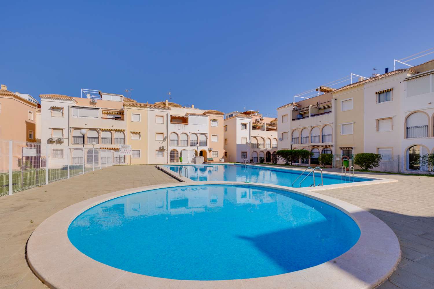 BUNGALOW ORIENTACIÓN SUR A 400 METROS DE LA PLAYA CON PISCINA COMUNITARIA EN PLAYA DE LOS NÁUFRAGOS
