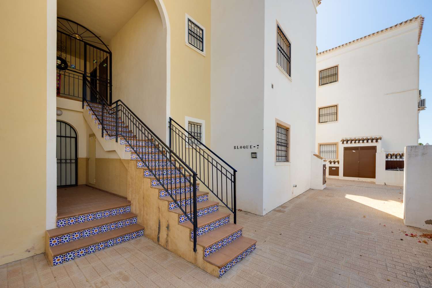 BUNGALOW ORIENTACIÓN SUR A 400 METROS DE LA PLAYA CON PISCINA COMUNITARIA EN PLAYA DE LOS NÁUFRAGOS