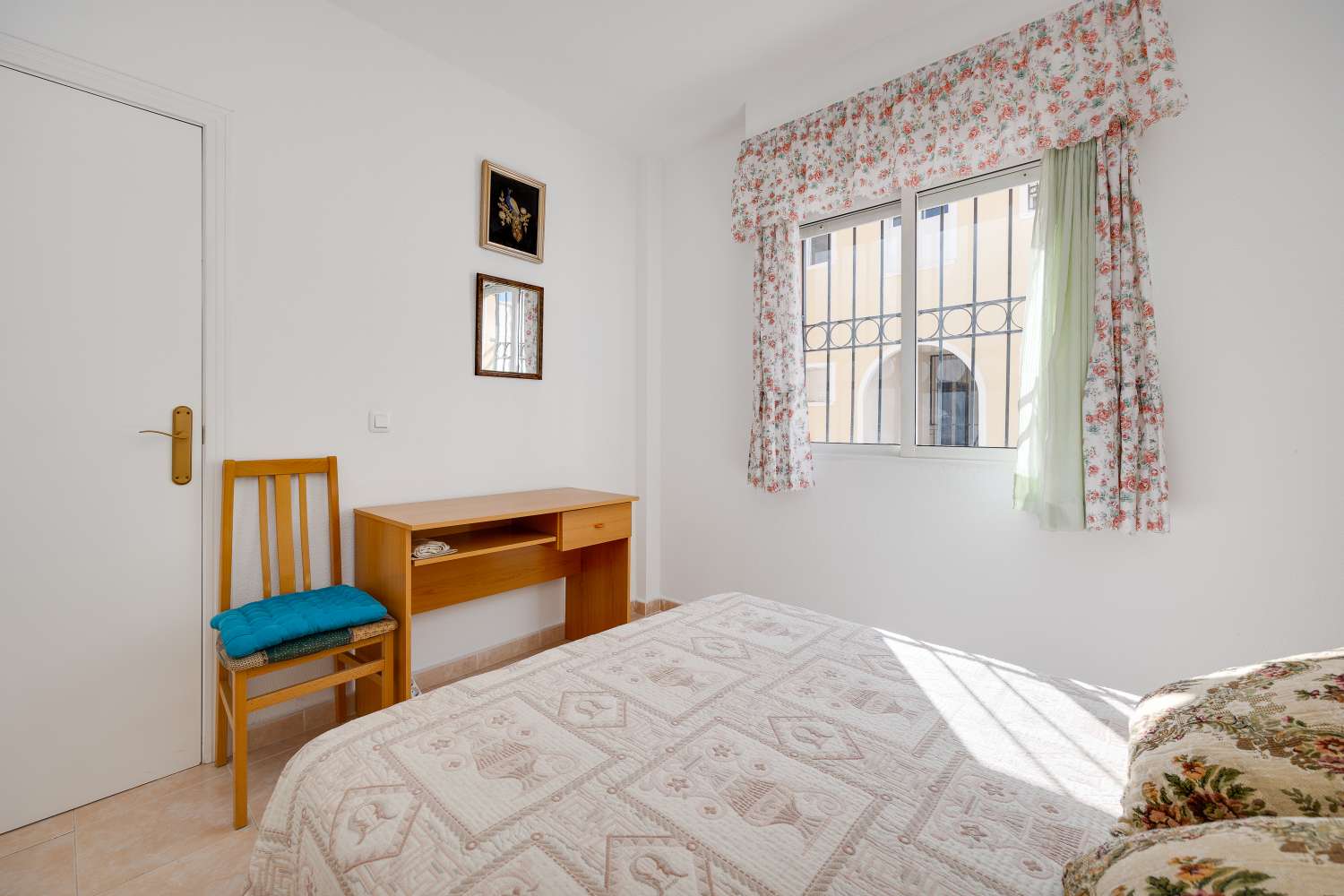 BUNGALOW ORIENTACIÓN SUR A 400 METROS DE LA PLAYA CON PISCINA COMUNITARIA EN PLAYA DE LOS NÁUFRAGOS
