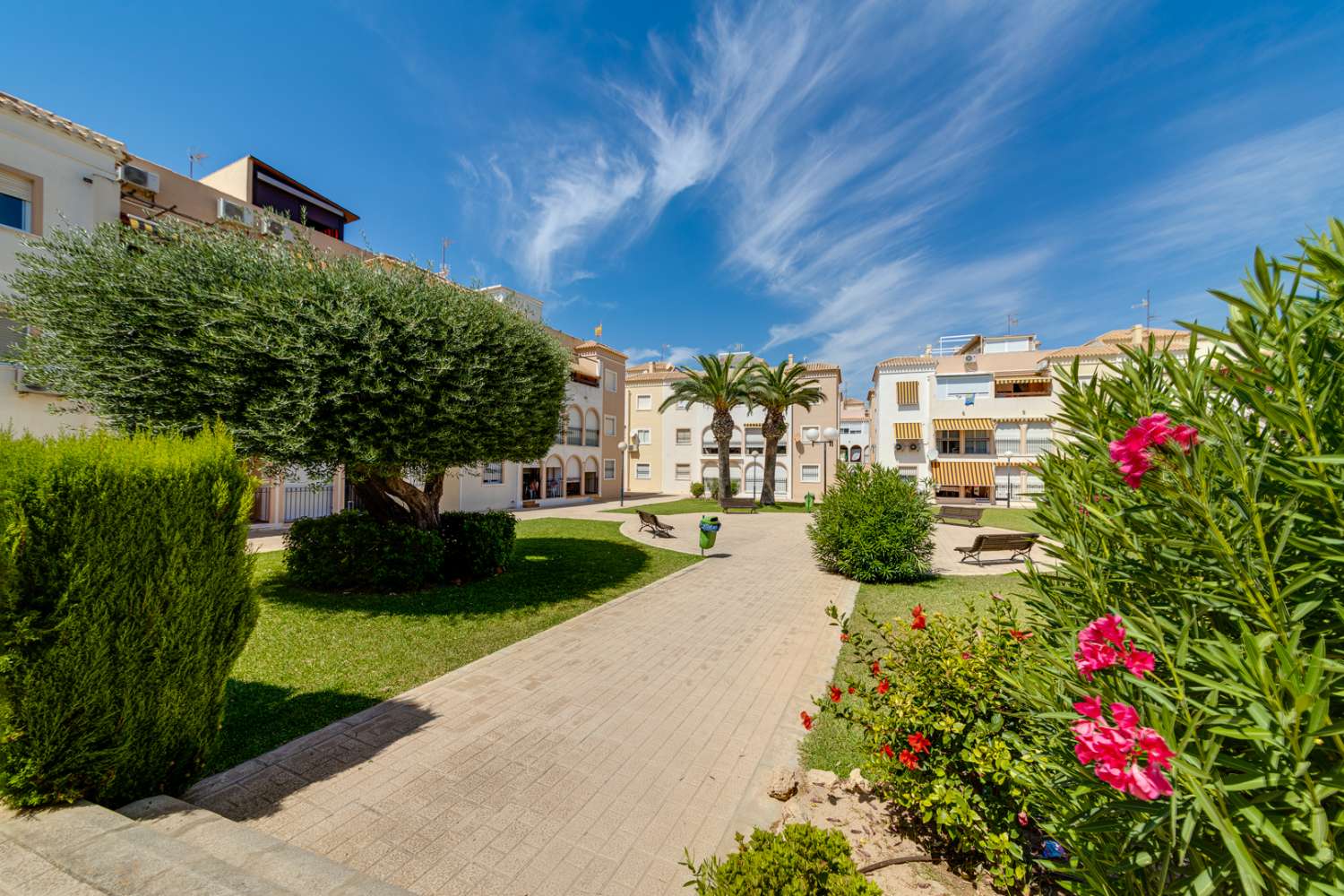 BUNGALOW ORIENTACIÓN SUR A 400 METROS DE LA PLAYA CON PISCINA COMUNITARIA EN PLAYA DE LOS NÁUFRAGOS