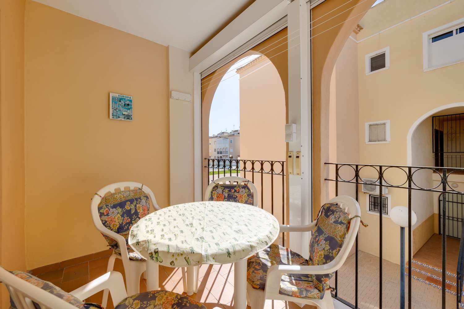 BUNGALOW ORIENTACIÓN SUR A 400 METROS DE LA PLAYA CON PISCINA COMUNITARIA EN PLAYA DE LOS NÁUFRAGOS