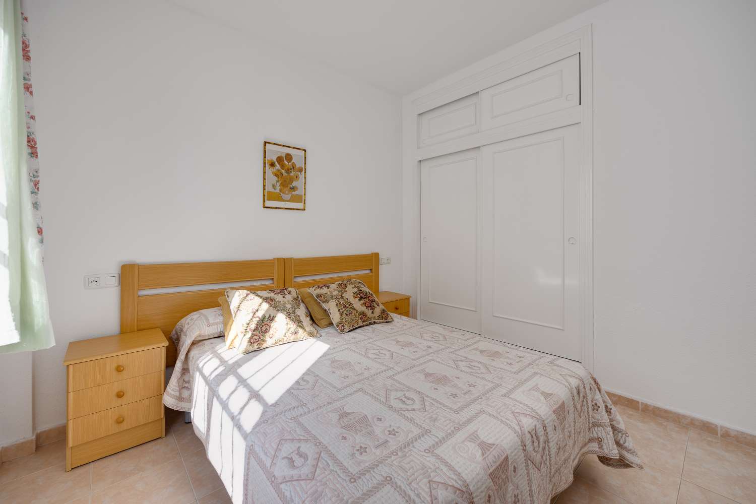 BUNGALOW ORIENTACIÓN SUR A 400 METROS DE LA PLAYA CON PISCINA COMUNITARIA EN PLAYA DE LOS NÁUFRAGOS