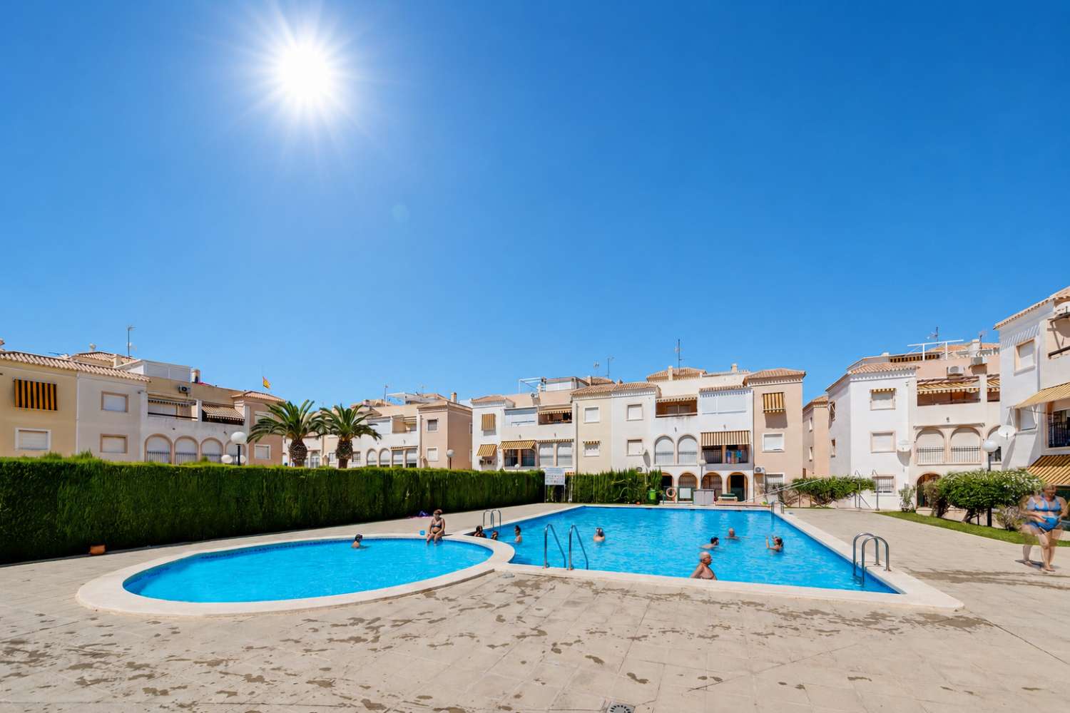 BUNGALOW ORIENTACIÓN SUR A 400 METROS DE LA PLAYA CON PISCINA COMUNITARIA EN PLAYA DE LOS NÁUFRAGOS
