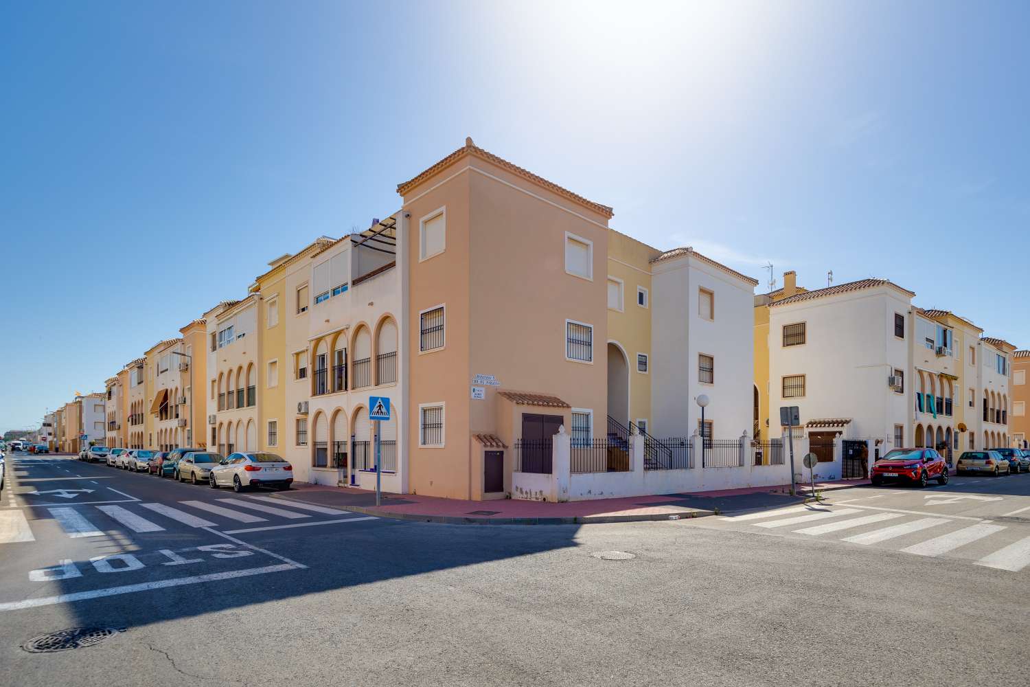 BUNGALOW ORIENTACIÓN SUR A 400 METROS DE LA PLAYA CON PISCINA COMUNITARIA EN PLAYA DE LOS NÁUFRAGOS