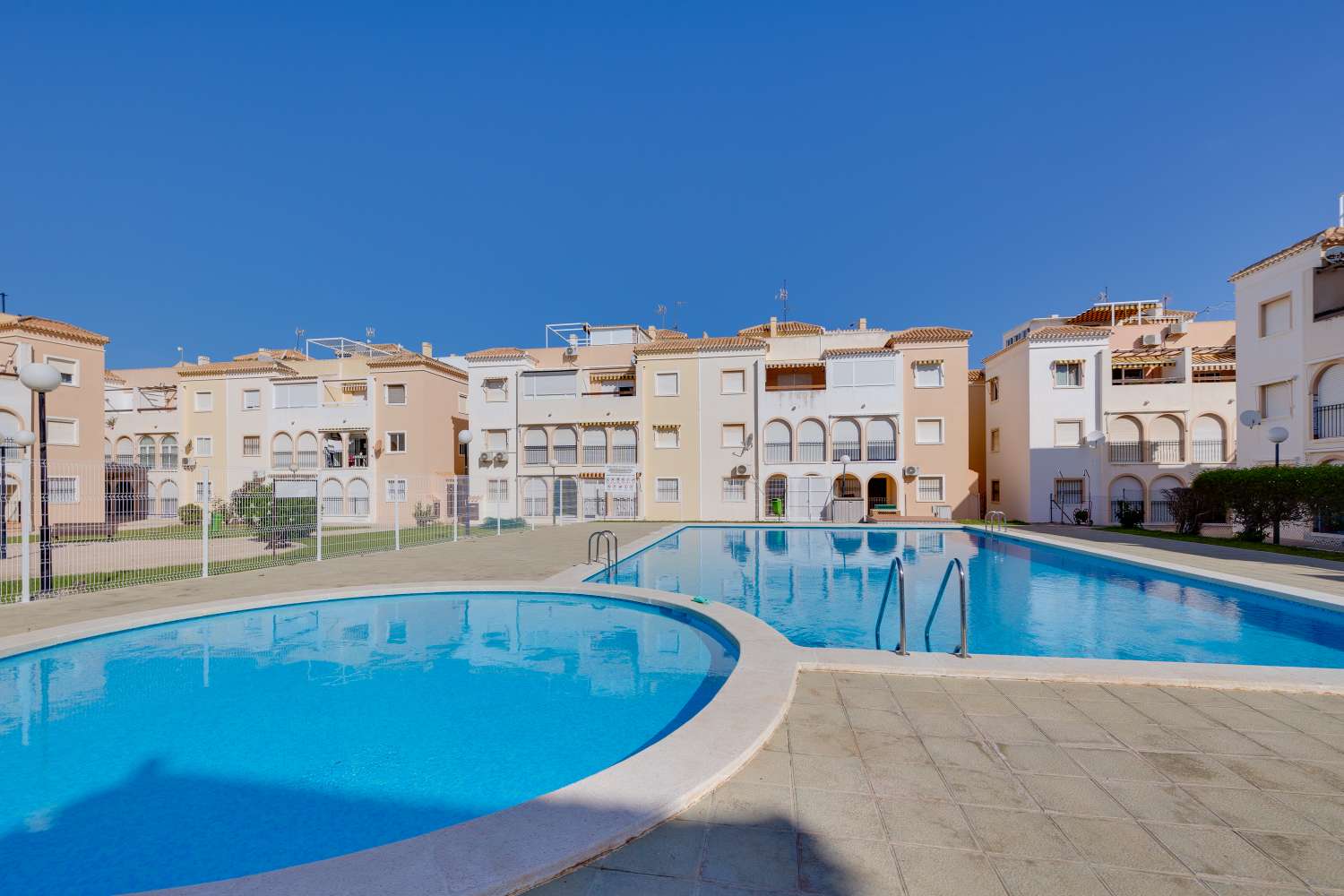 BUNGALOW ORIENTACIÓN SUR A 400 METROS DE LA PLAYA CON PISCINA COMUNITARIA EN PLAYA DE LOS NÁUFRAGOS