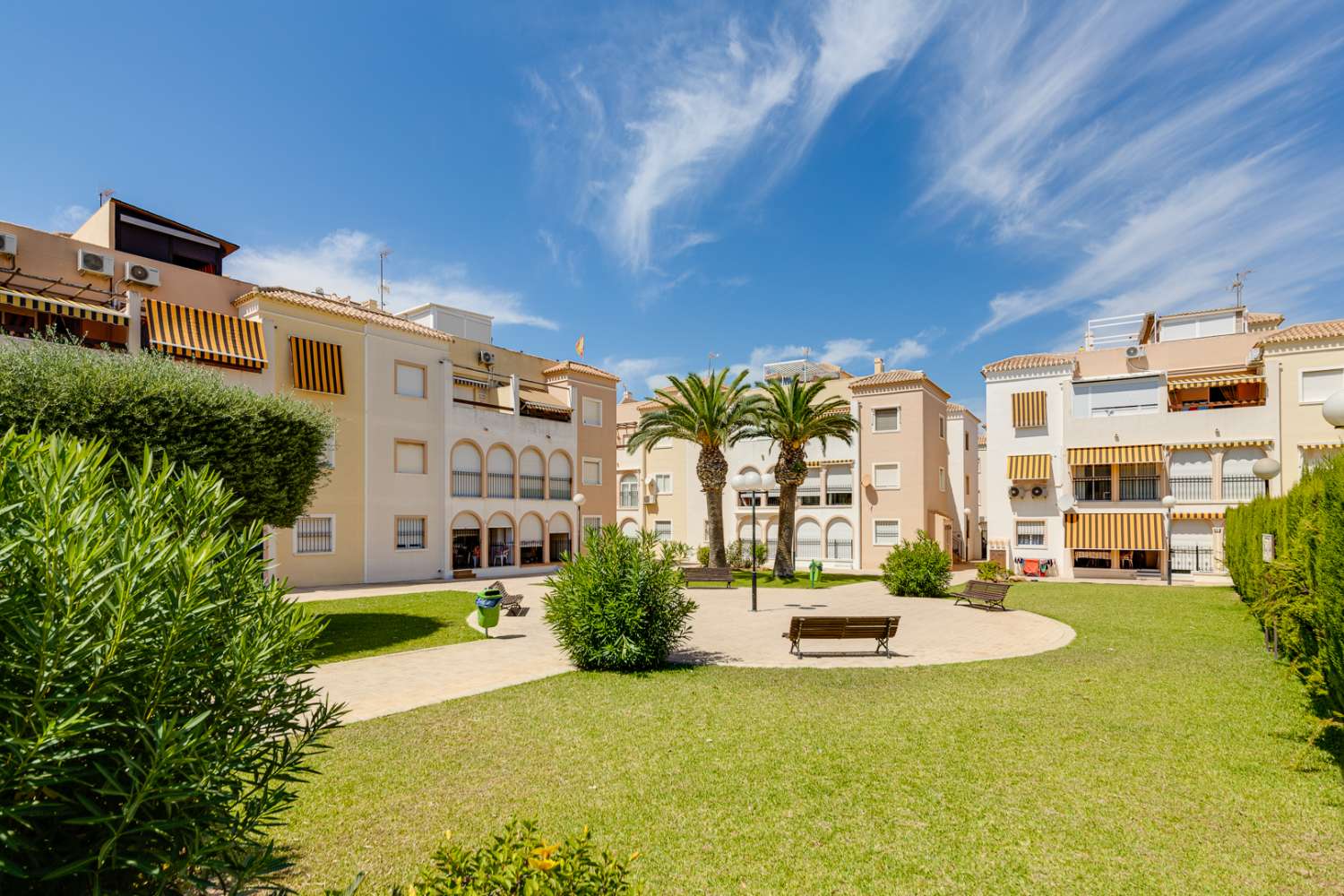 BUNGALOW ORIENTACIÓN SUR A 400 METROS DE LA PLAYA CON PISCINA COMUNITARIA EN PLAYA DE LOS NÁUFRAGOS