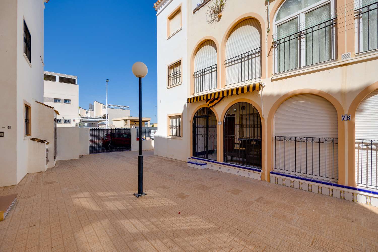 BUNGALOW ORIENTACIÓN SUR A 400 METROS DE LA PLAYA CON PISCINA COMUNITARIA EN PLAYA DE LOS NÁUFRAGOS