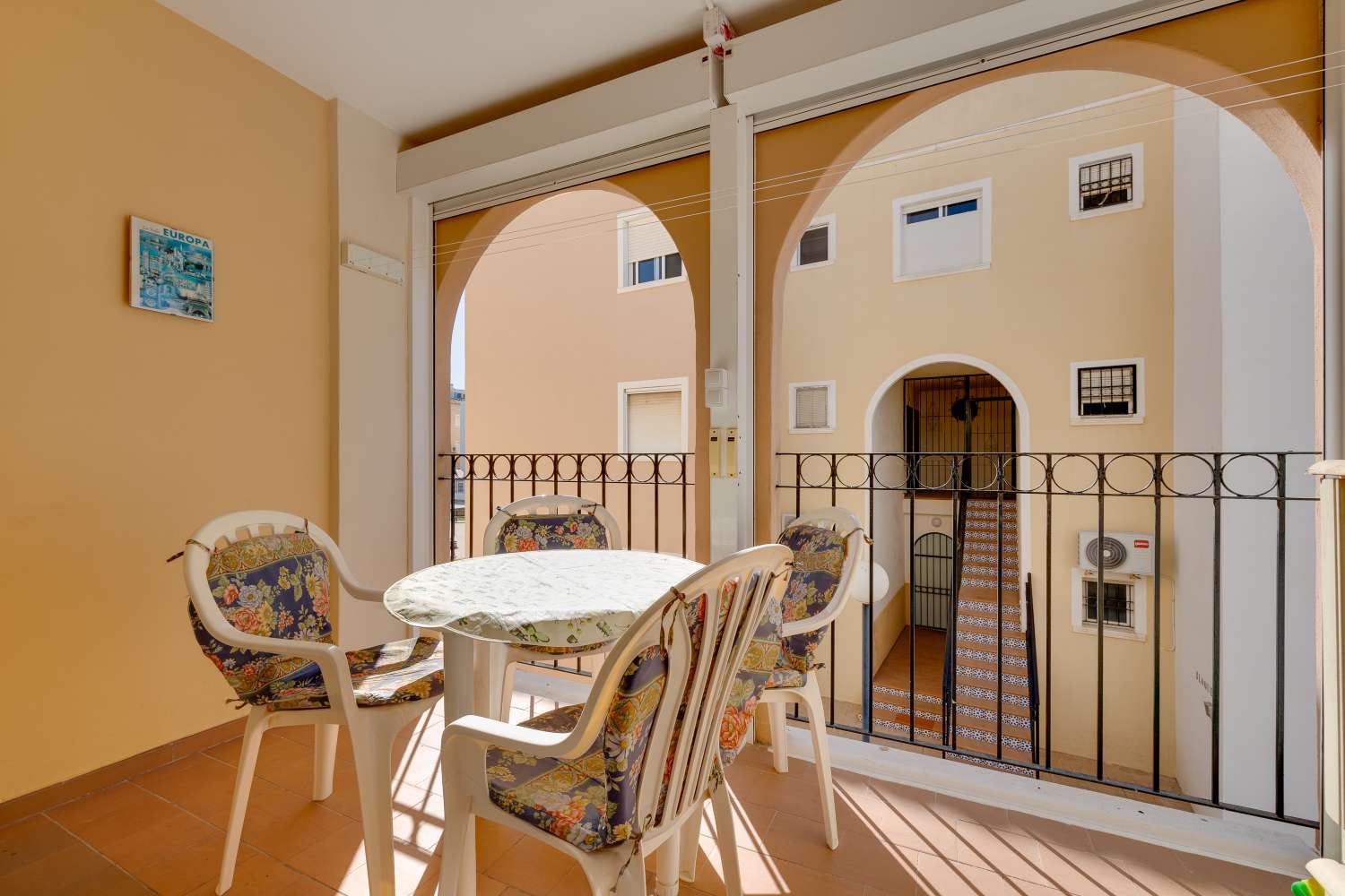 BUNGALOW ORIENTACIÓN SUR A 400 METROS DE LA PLAYA CON PISCINA COMUNITARIA EN PLAYA DE LOS NÁUFRAGOS