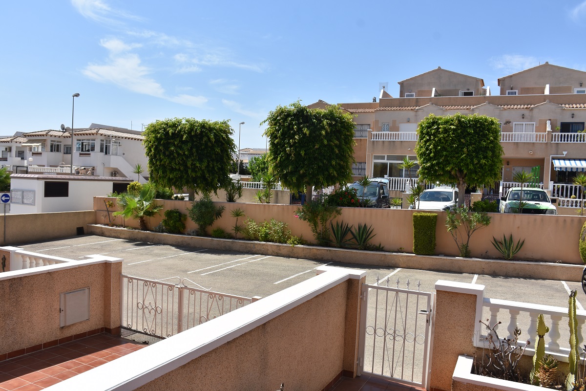 BUNGALOW DÚPLEX ORIENTACIÓN SUR CON SOLÁRIUM, JARDÍN, PISCINA Y PARKING COMUNITARIO