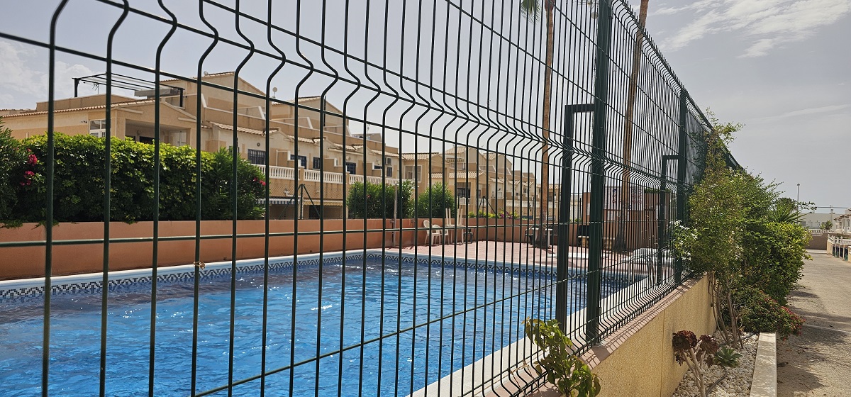 BUNGALOW DÚPLEX ORIENTACIÓN SUR CON SOLÁRIUM, JARDÍN, PISCINA Y PARKING COMUNITARIO