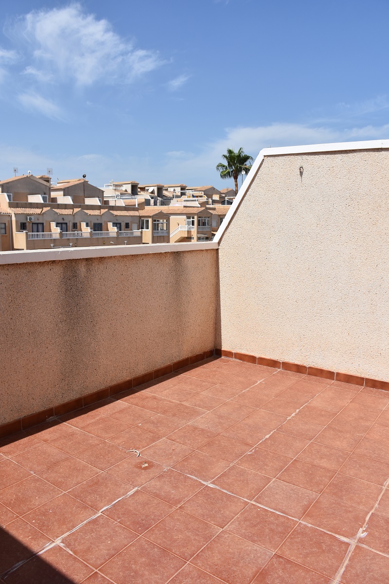 BUNGALOW DÚPLEX ORIENTACIÓN SUR CON SOLÁRIUM, JARDÍN, PISCINA Y PARKING COMUNITARIO