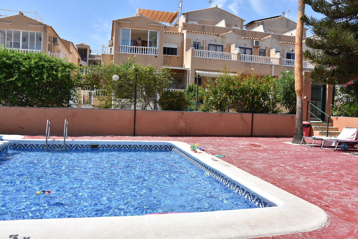 BUNGALOW DÚPLEX ORIENTACIÓN SUR CON SOLÁRIUM, JARDÍN, PISCINA Y PARKING COMUNITARIO