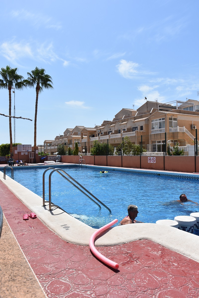 BUNGALOW DÚPLEX ORIENTACIÓN SUR CON SOLÁRIUM, JARDÍN, PISCINA Y PARKING COMUNITARIO