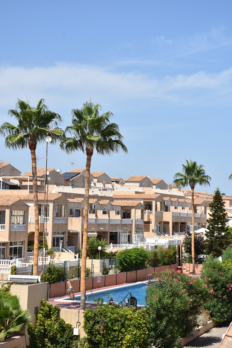 BUNGALOW DÚPLEX ORIENTACIÓN SUR CON SOLÁRIUM, JARDÍN, PISCINA Y PARKING COMUNITARIO