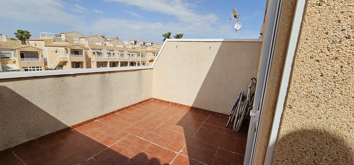 BUNGALOW DÚPLEX ORIENTACIÓN SUR CON SOLÁRIUM, JARDÍN, PISCINA Y PARKING COMUNITARIO