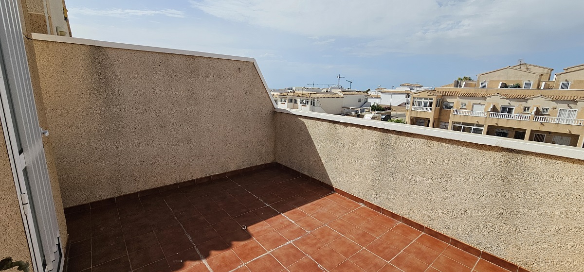BUNGALOW DÚPLEX ORIENTACIÓN SUR CON SOLÁRIUM, JARDÍN, PISCINA Y PARKING COMUNITARIO