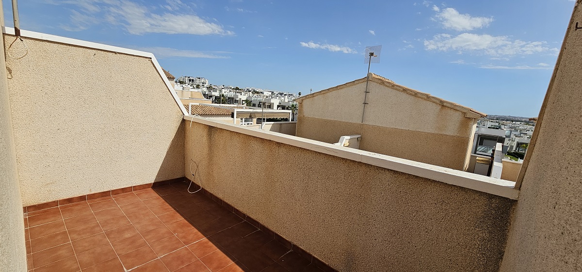 BUNGALOW DÚPLEX ORIENTACIÓN SUR CON SOLÁRIUM, JARDÍN, PISCINA Y PARKING COMUNITARIO