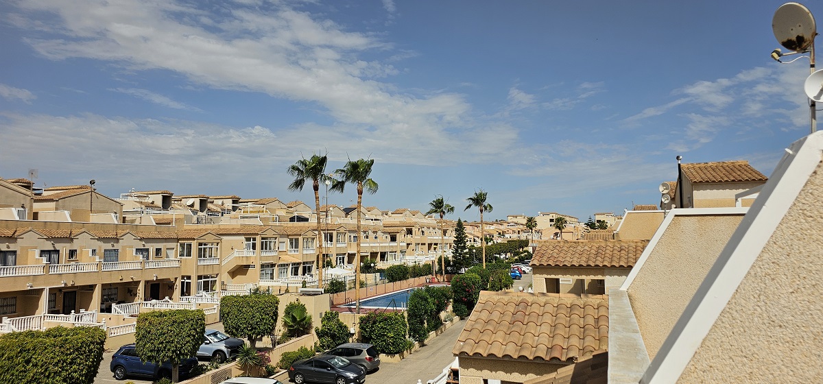 BUNGALOW DÚPLEX ORIENTACIÓN SUR CON SOLÁRIUM, JARDÍN, PISCINA Y PARKING COMUNITARIO