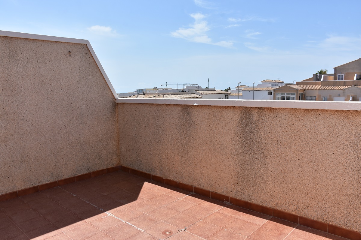 BUNGALOW DÚPLEX ORIENTACIÓN SUR CON SOLÁRIUM, JARDÍN, PISCINA Y PARKING COMUNITARIO
